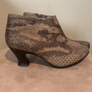 John Fluevog Lynx Low-heeled ankle boot size 7